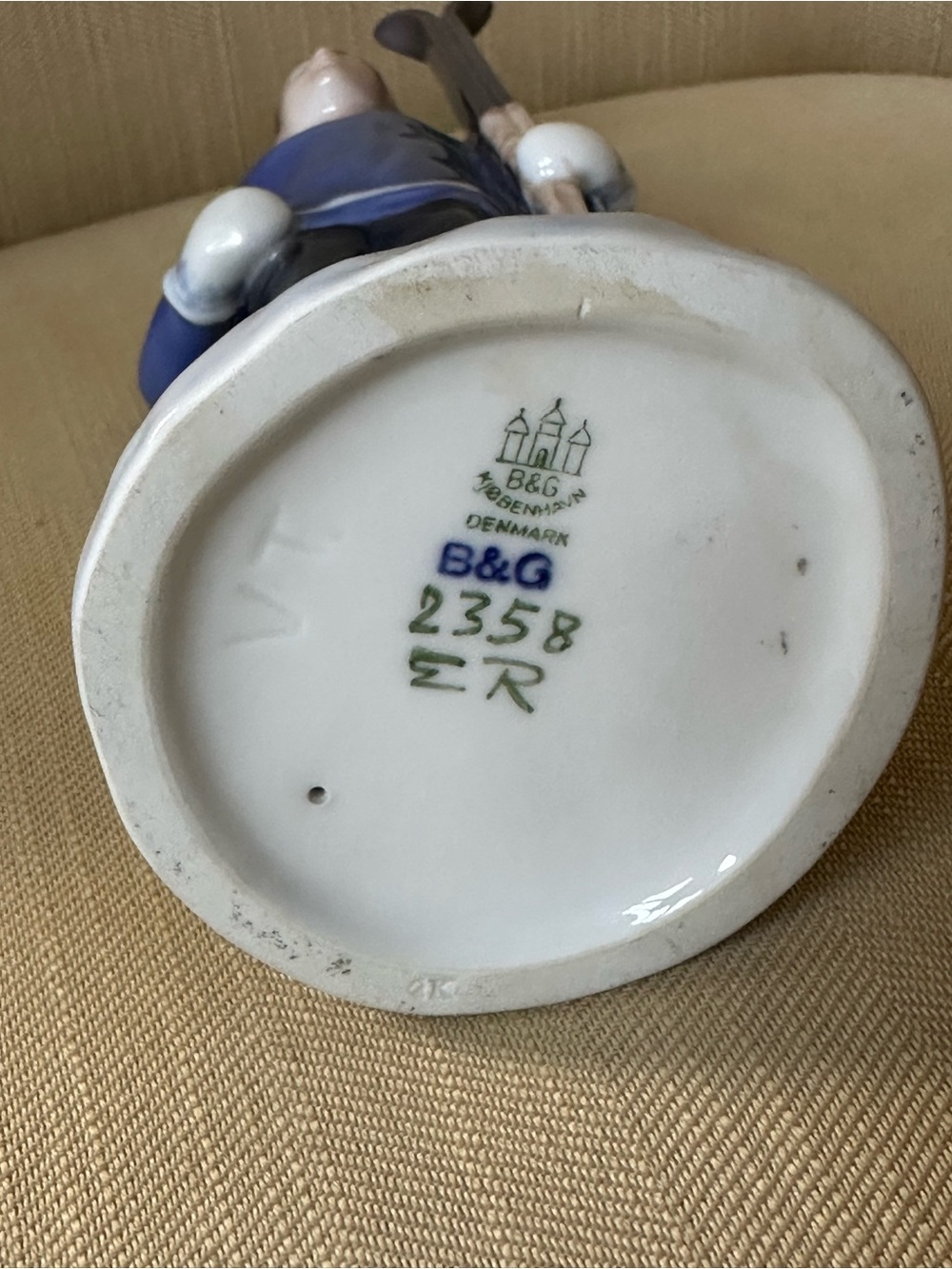 Bing & Grondahl Porcelain Boy Skier Figurine No. 2358 flawless - Picture 4 of 9